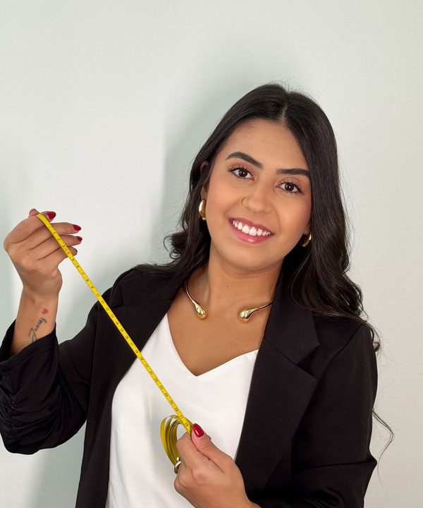 Leticia Guerpina segurando uma fita métrica
