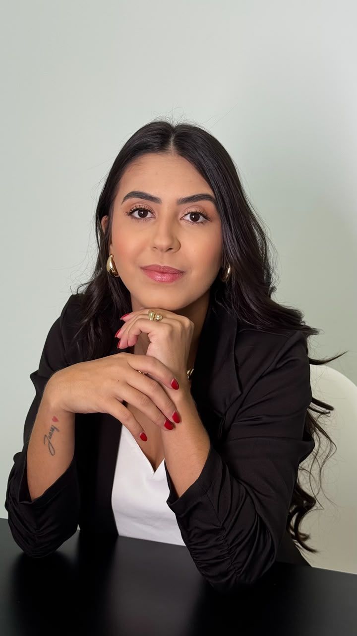 Leticia Guerpina, nutricionista, com as mãos apoiadas sob o queixo